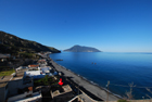 Vendesi fabbricato Acquacalda Lipari - Vendesi nell'isola di Lipari grande fabbricato in rovina con adiacenti grotte direttamente sul mare