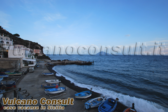 Vendesi casa sul porticciolo Alicudi