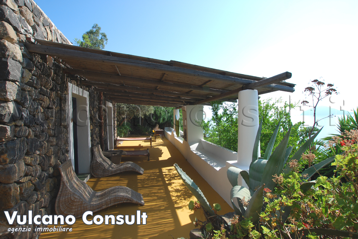 Casa eoliana nel blu Alicudi 