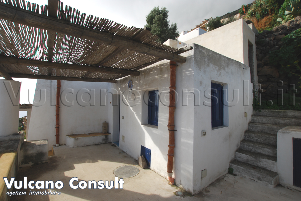 Casa eoliana nel blu Alicudi 