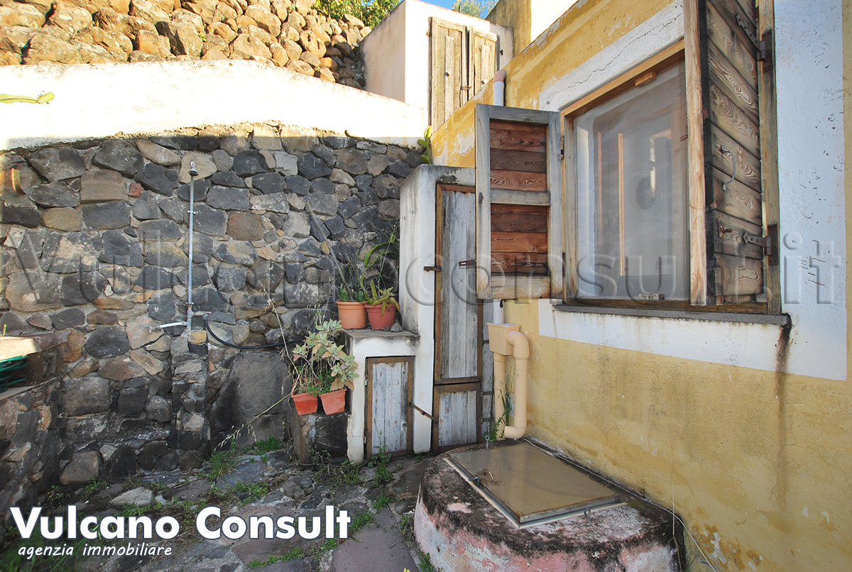 Casa tipica vista mare Alicudi