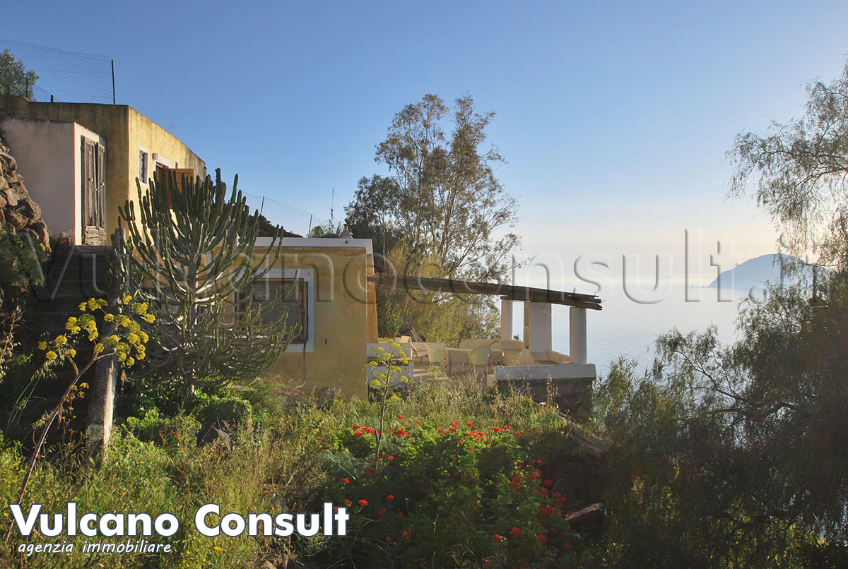 Casa tipica vista mare Alicudi