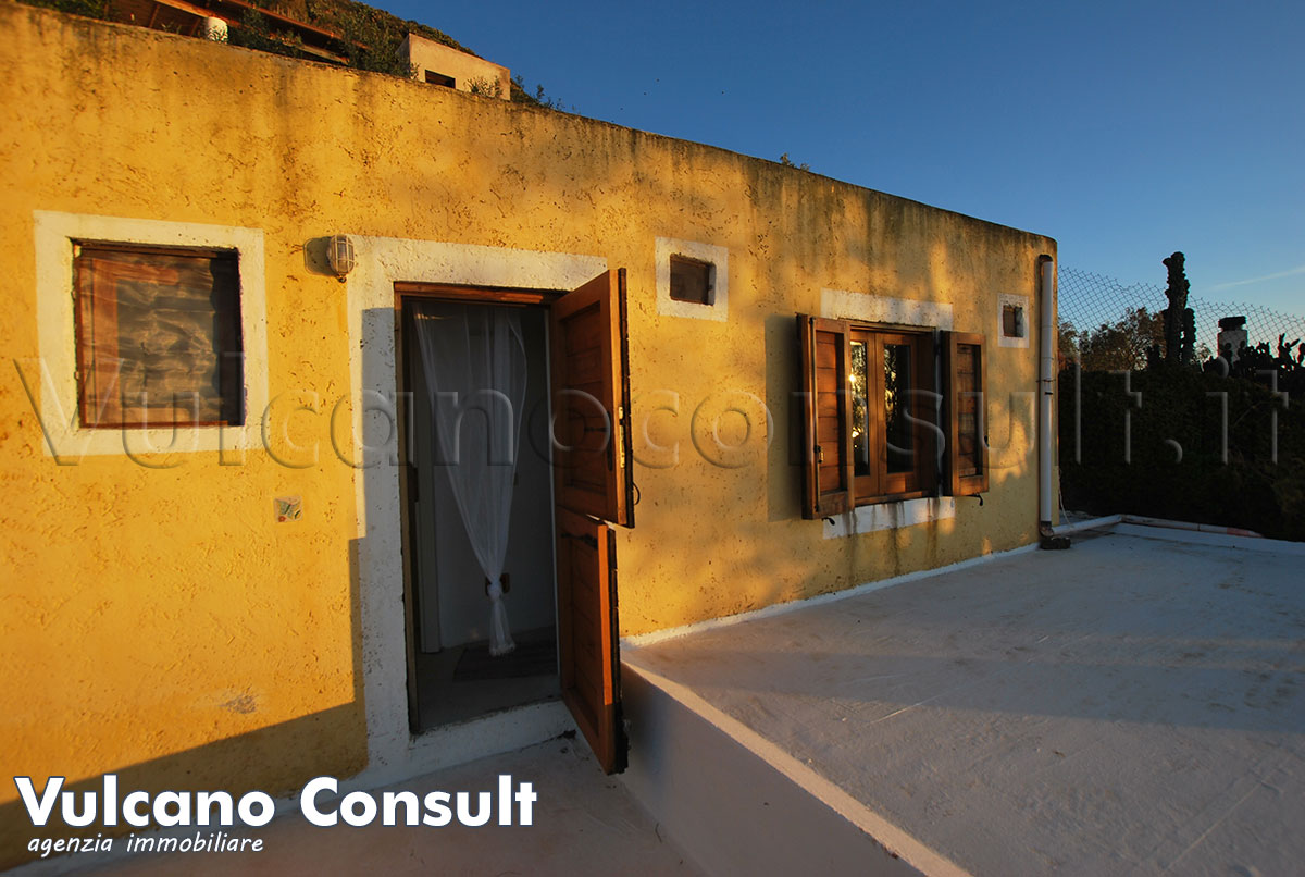 Casa tipica vista mare Alicudi