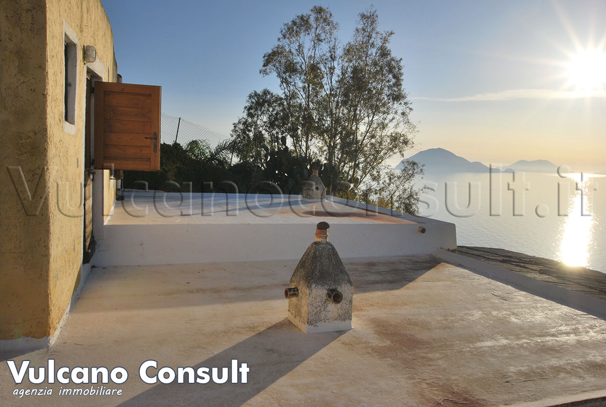 Casa tipica vista mare Alicudi