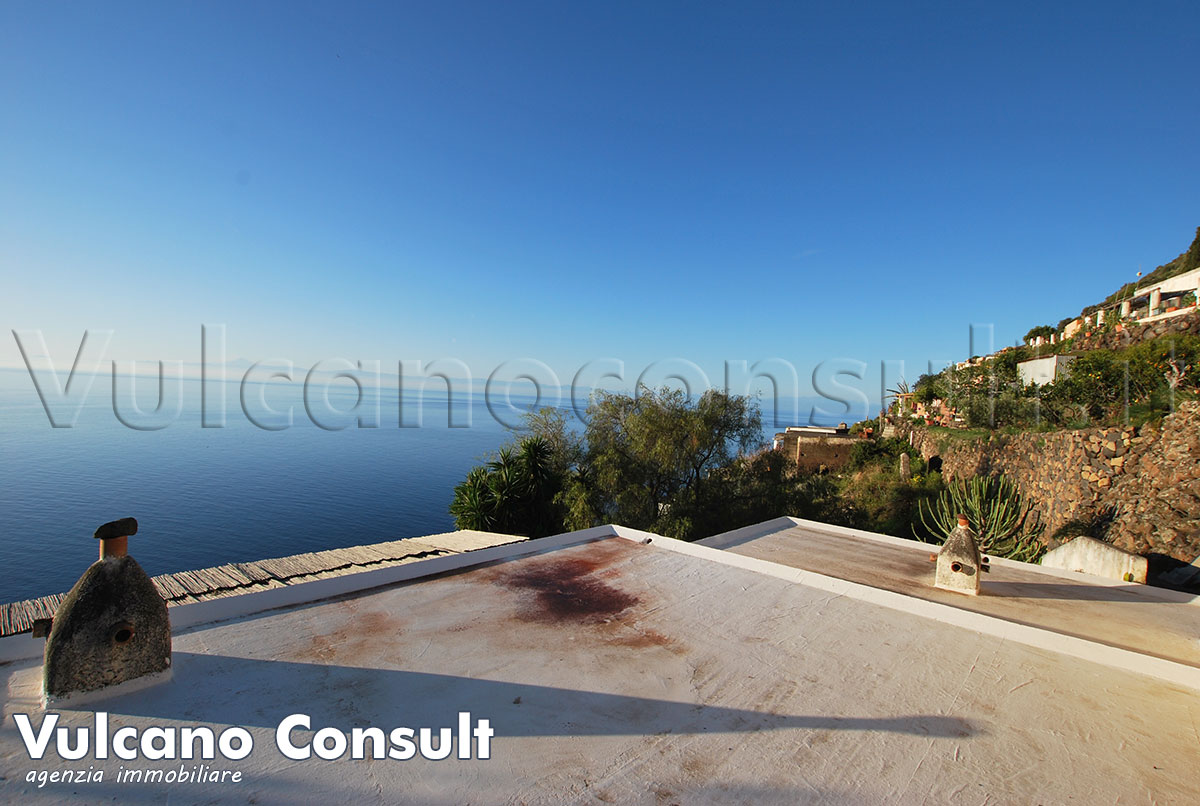 Casa tipica vista mare Alicudi
