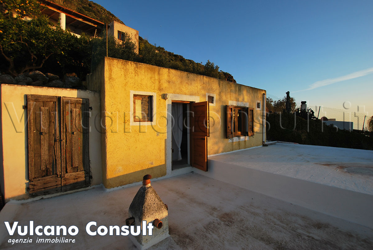 Casa tipica vista mare Alicudi