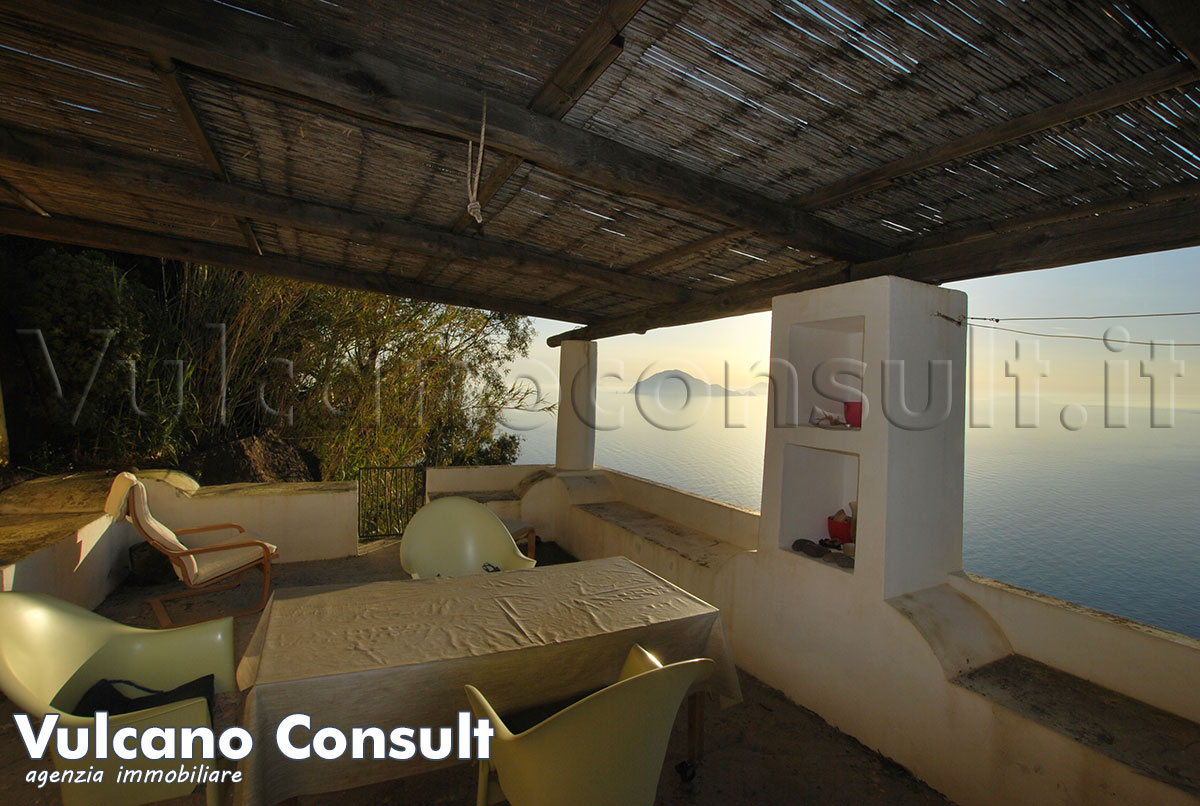 Casa tipica vista mare Alicudi