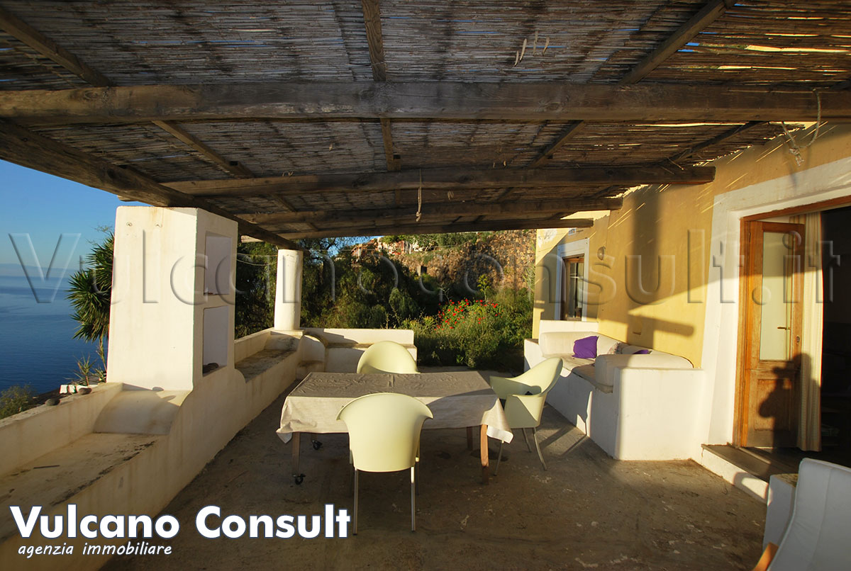 Casa tipica vista mare Alicudi