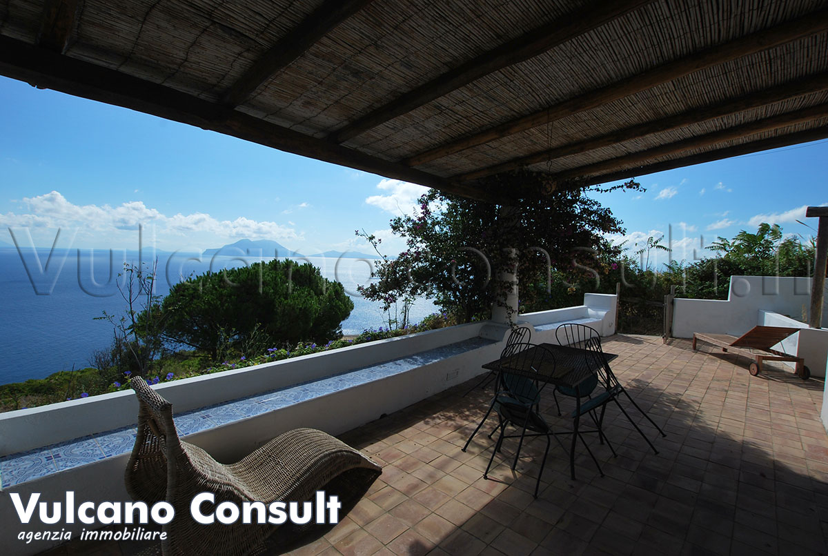 Vendesi casetta vista mare Filicudi