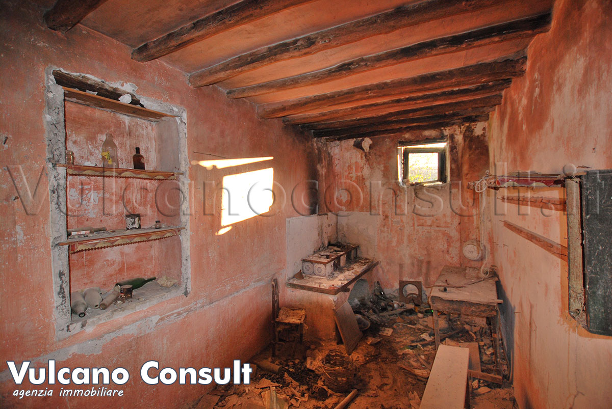 cucina con antico focolaio