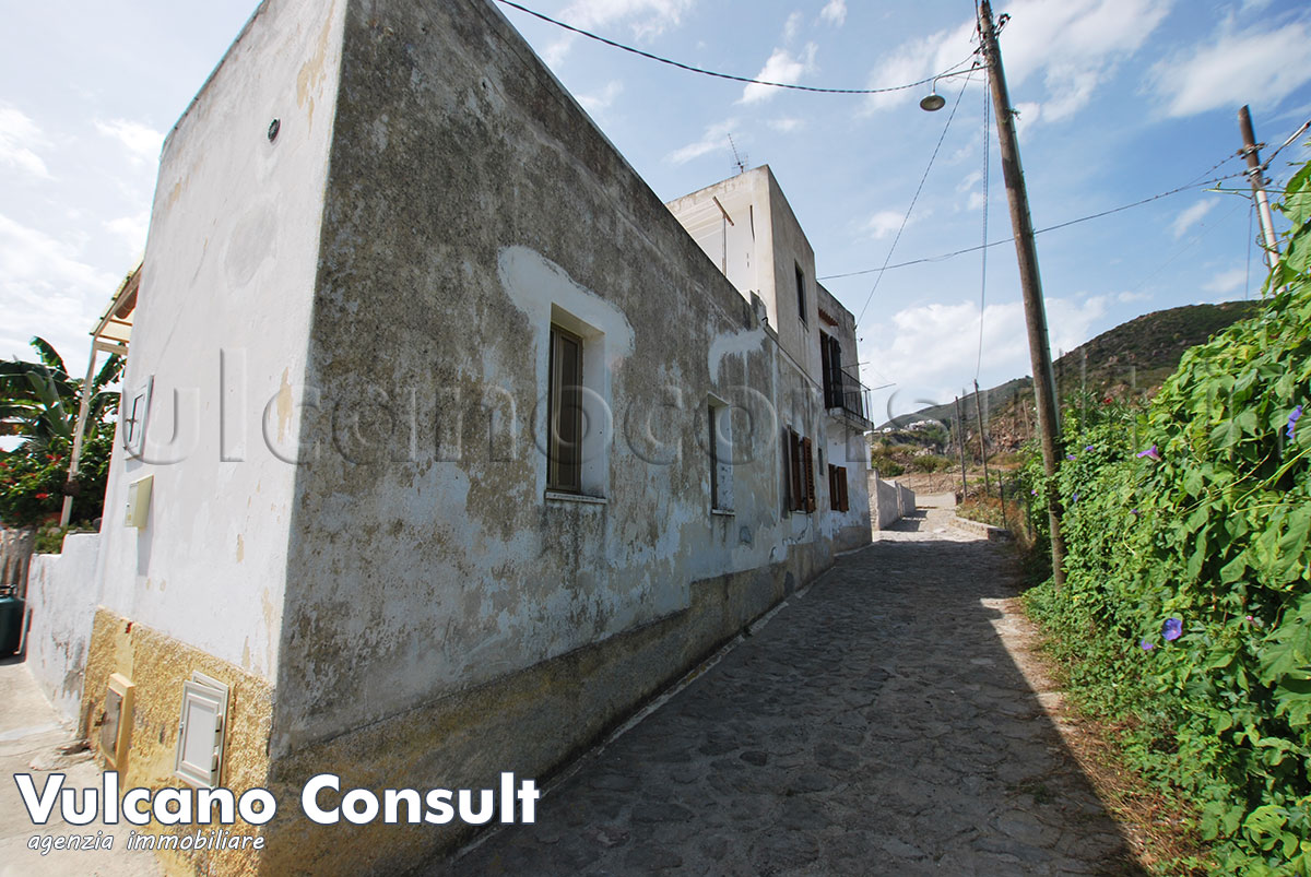 Vendesi casa golia Canneto Lipari 