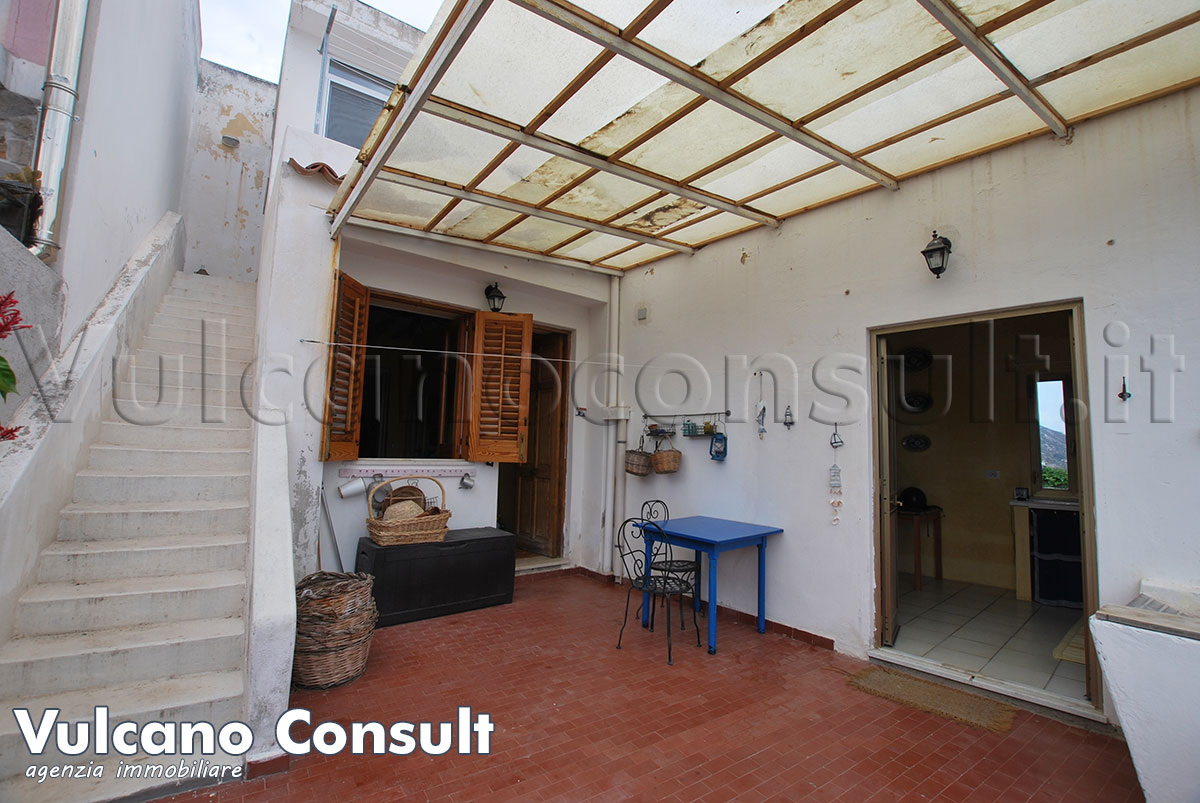 Vendesi casa golia Canneto Lipari 
