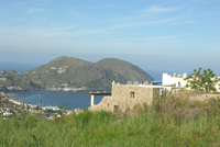 Baia di lipari nello sfondo