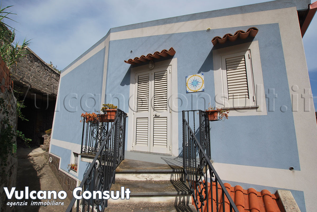 Vendesi casa stradale Pianoconte Lipari