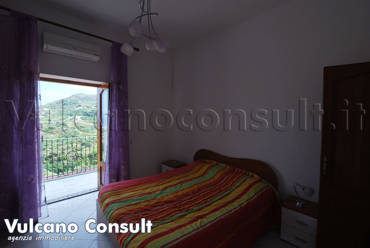 Vendesi casa stradale Pianoconte Lipari