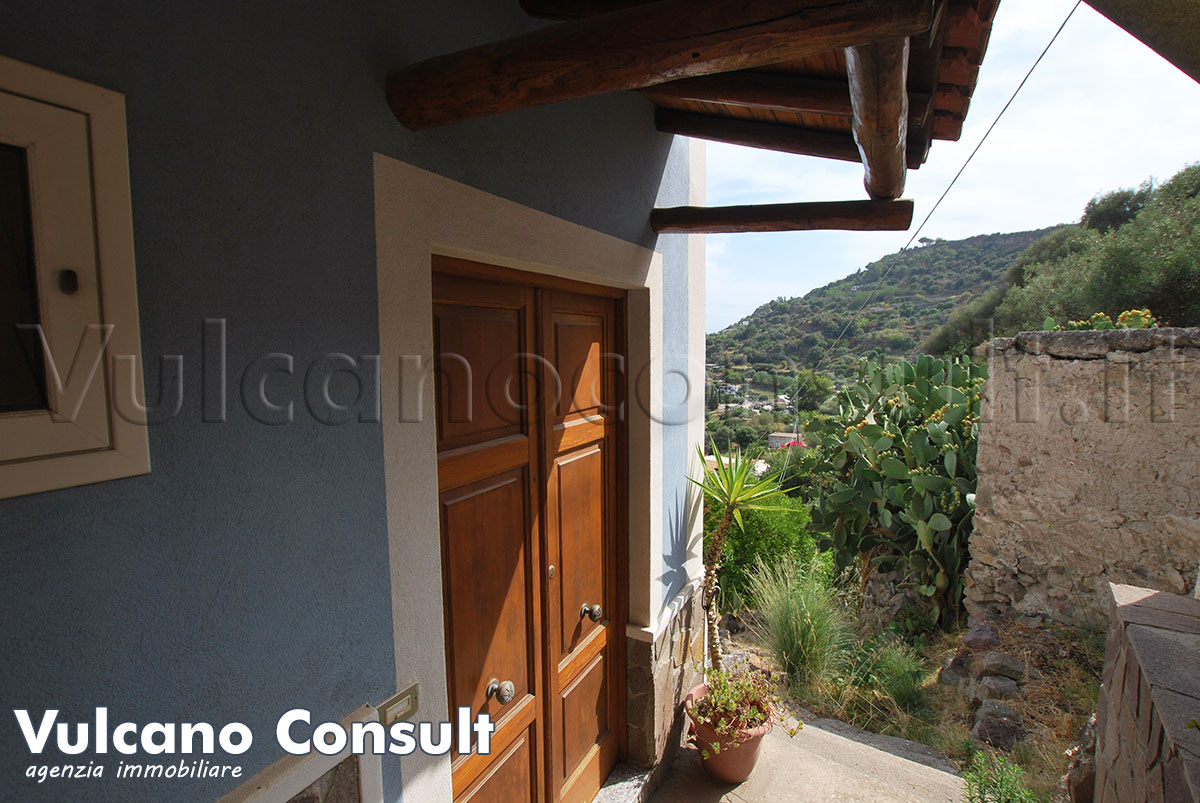 Vendesi casa stradale Pianoconte Lipari