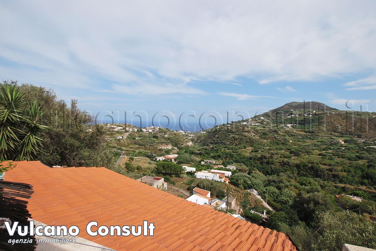 Vendesi casa stradale Pianoconte Lipari