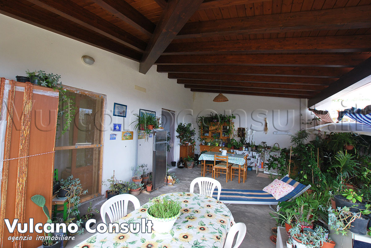 Vendesi casa stradale Pianoconte Lipari