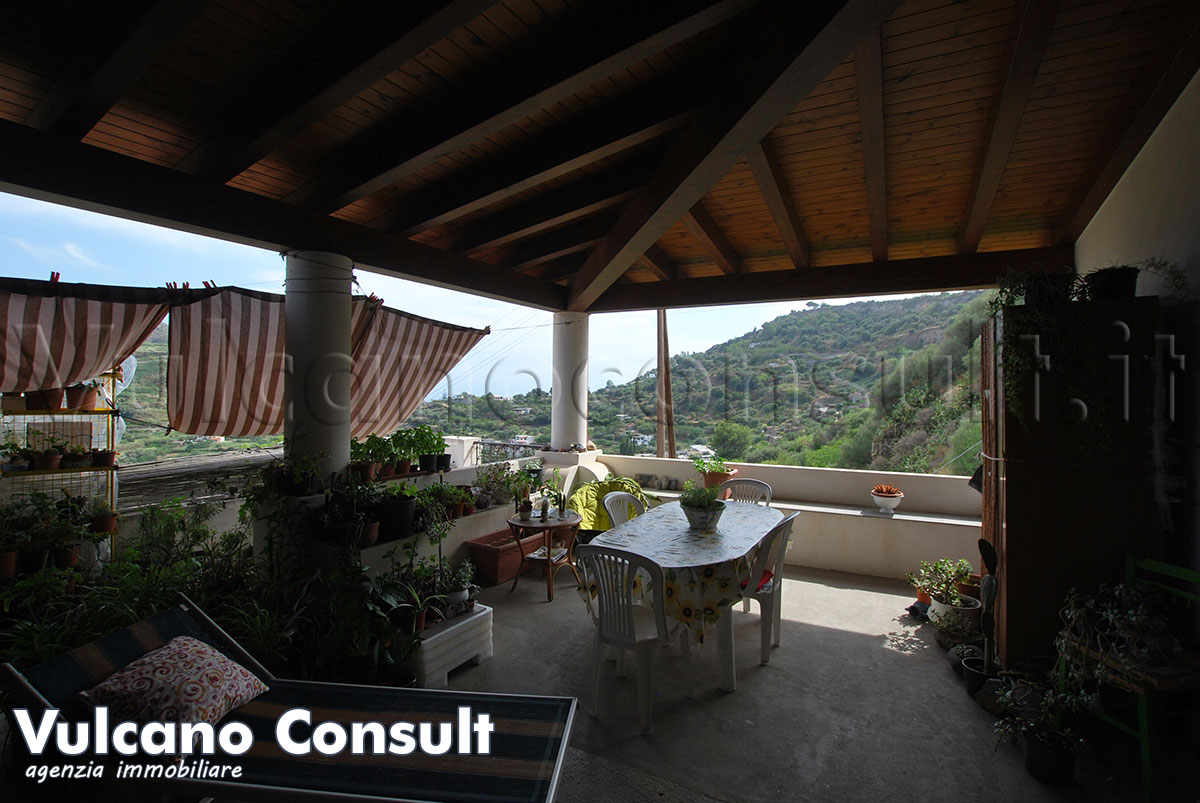 Vendesi casa stradale Pianoconte Lipari