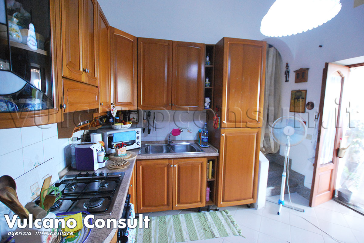 Vendesi casa stradale Pianoconte Lipari
