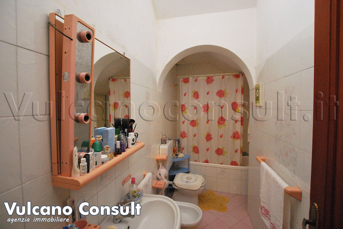 Vendesi casa stradale Pianoconte Lipari