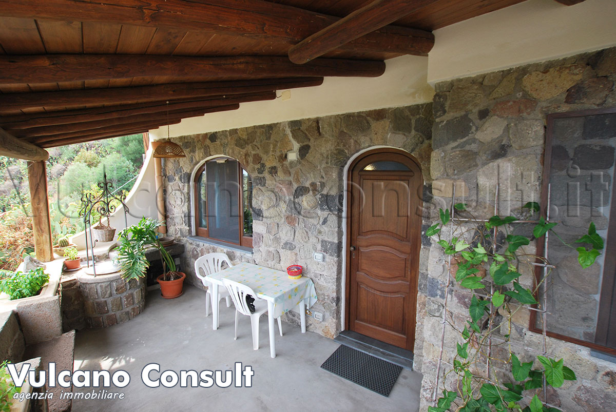Vendesi casa stradale Pianoconte Lipari