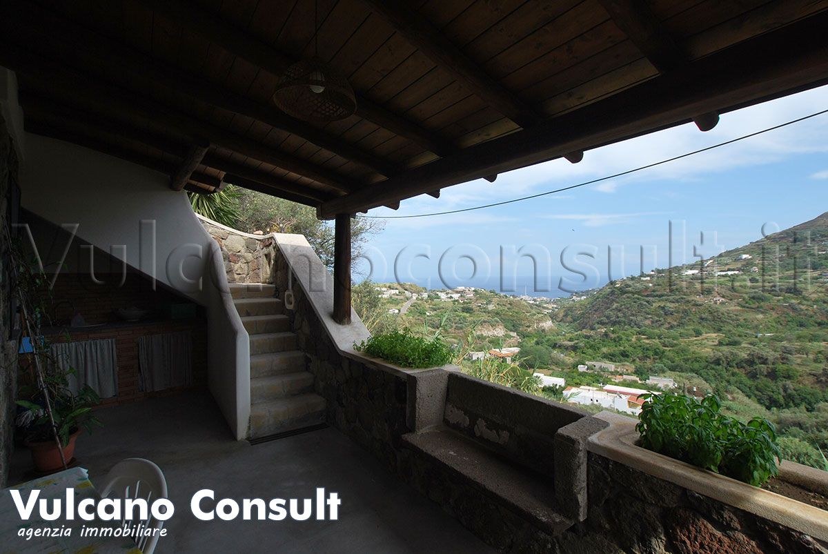 Vendesi casa stradale Pianoconte Lipari