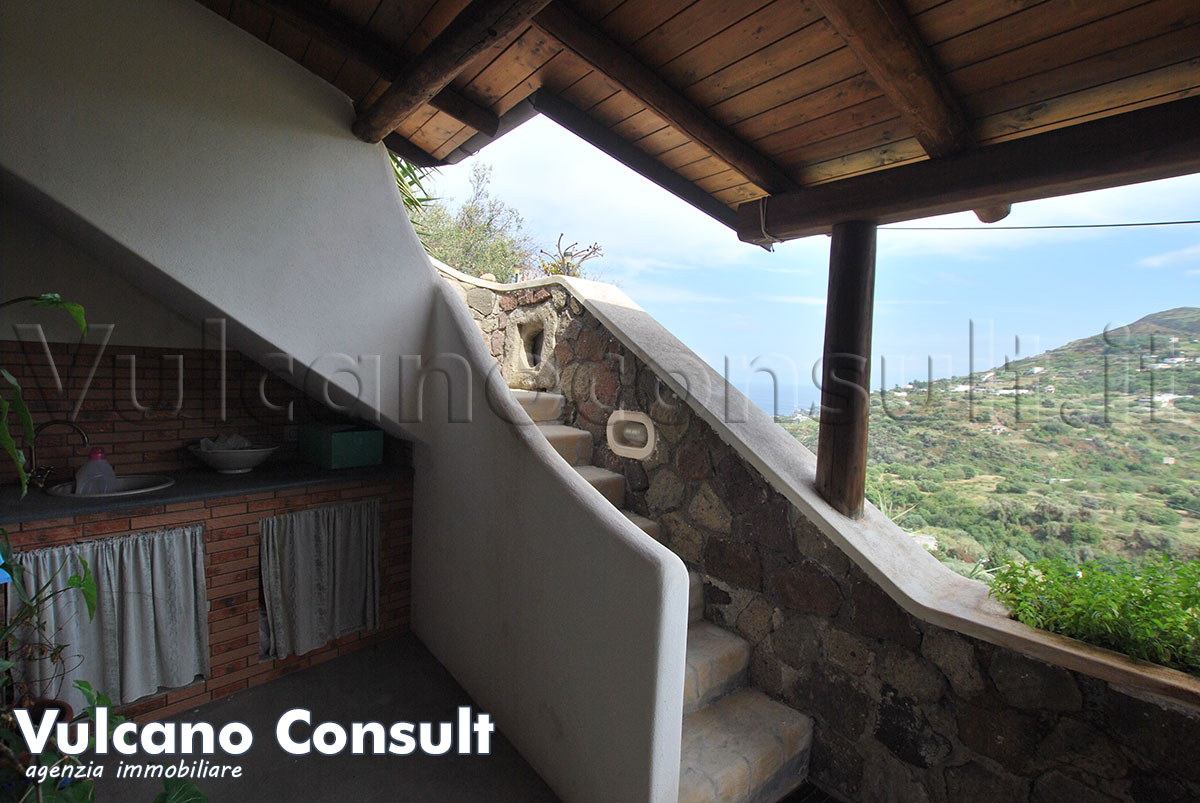 Vendesi casa stradale Pianoconte Lipari