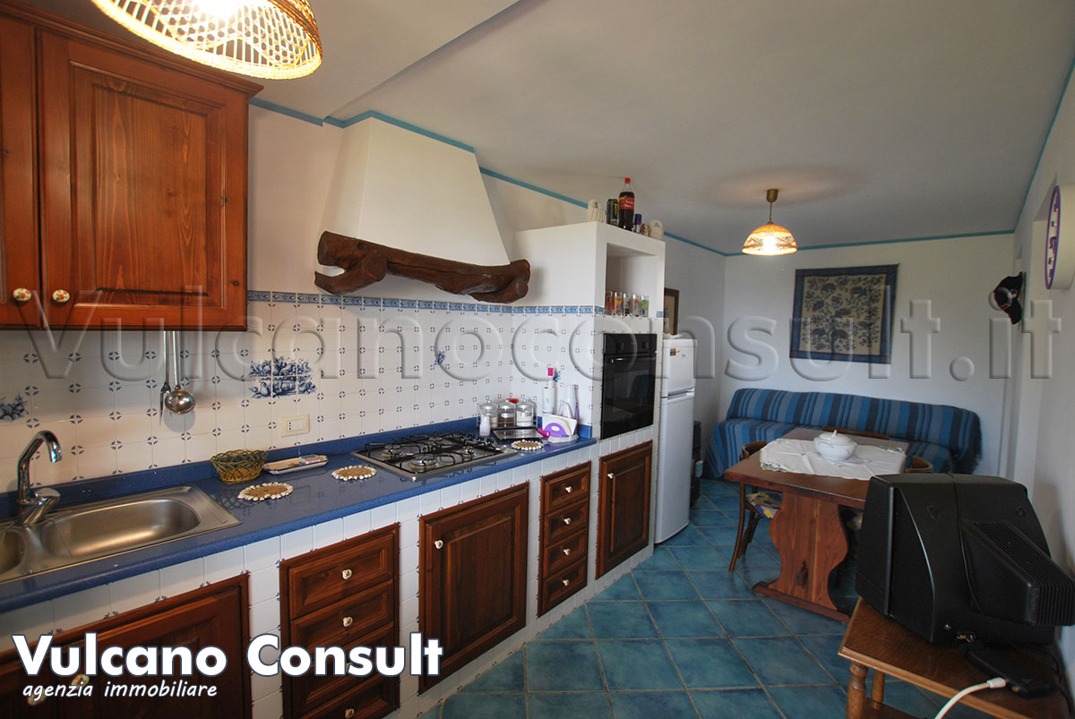 Vendesi casa stradale Pianoconte Lipari