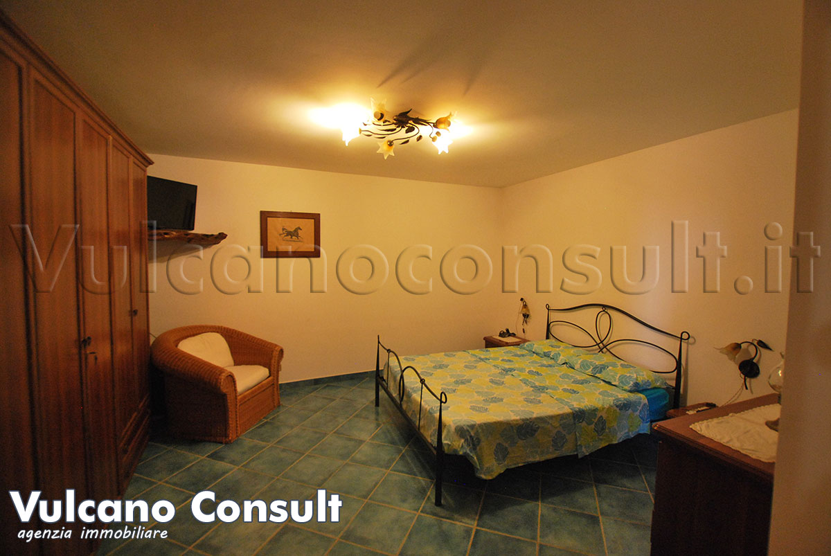 Vendesi casa stradale Pianoconte Lipari