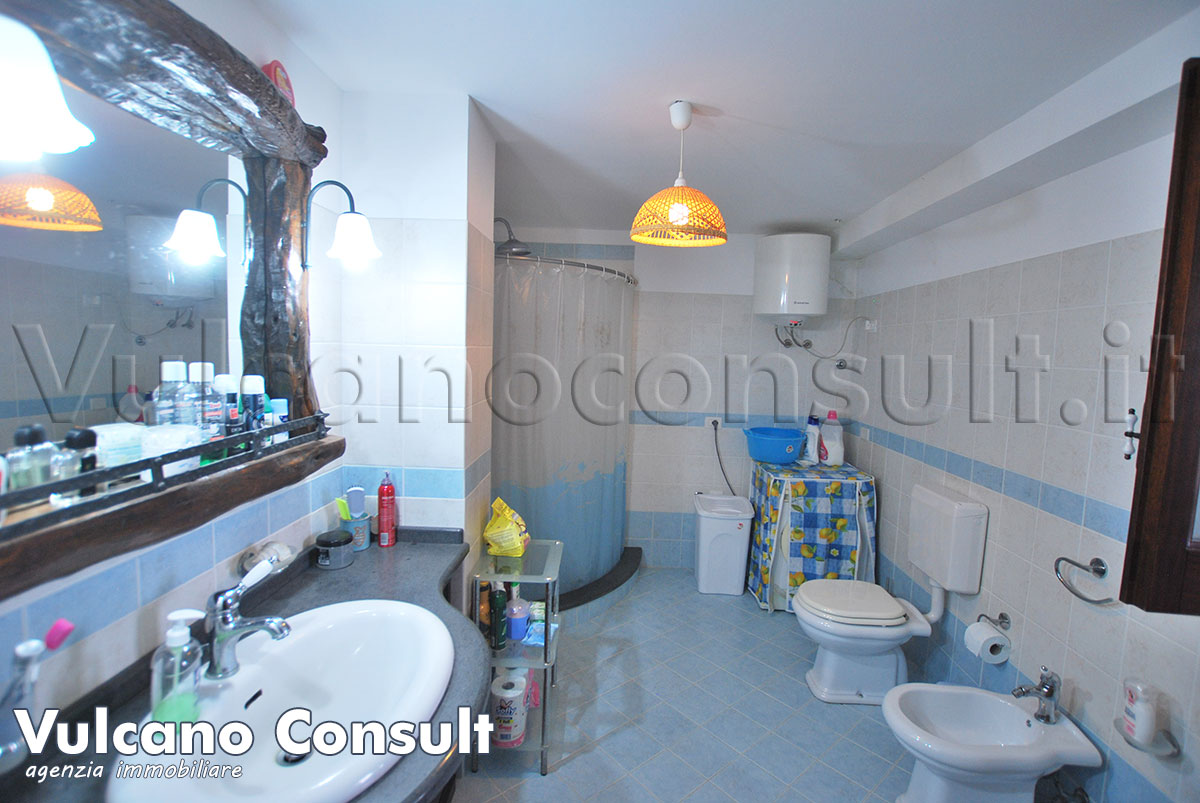 Vendesi casa stradale Pianoconte Lipari