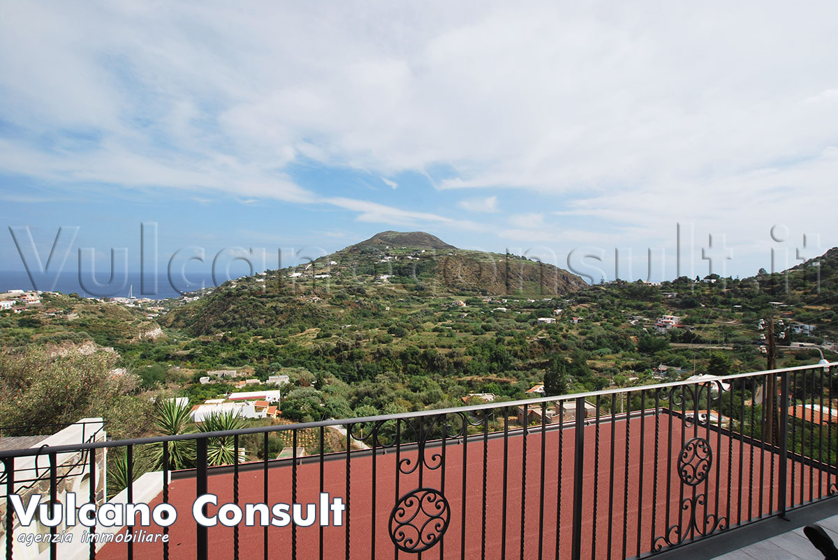 Vendesi casa stradale Pianoconte Lipari