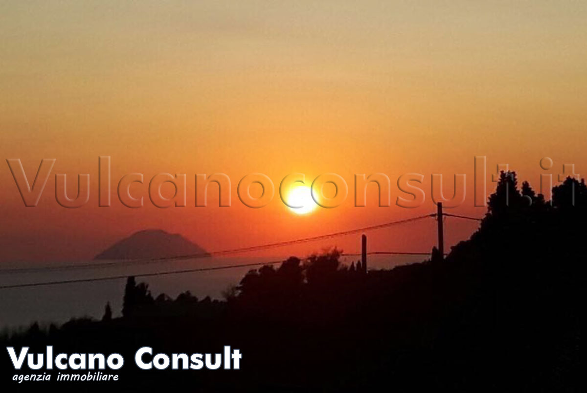Vendesi casa al tramonto Lipari