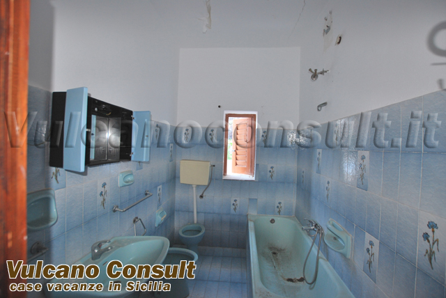 Vendesi fabbricato vista mare Acquacalda Lipari