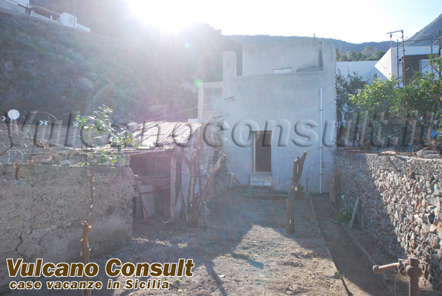 Vendesi fabbricato vista mare Acquacalda Lipari