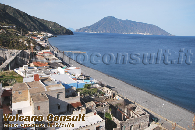 Vendesi fabbricato vista mare Acquacalda Lipari