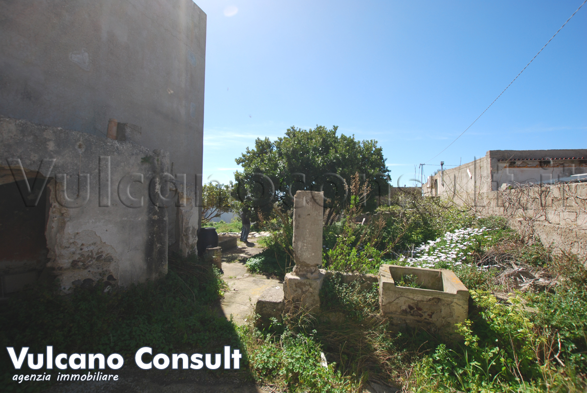 Fabbricato e terreno edificabile Pianoconte