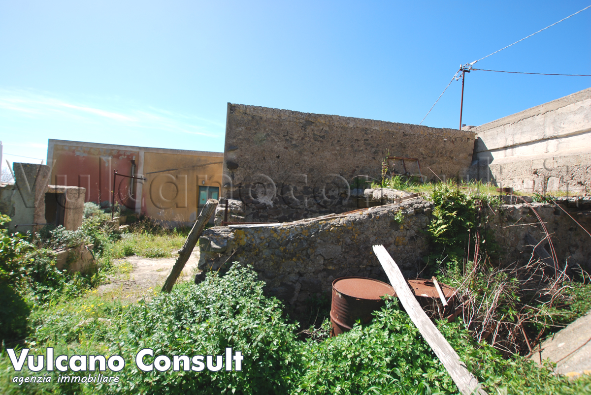 Fabbricato e terreno edificabile Pianoconte