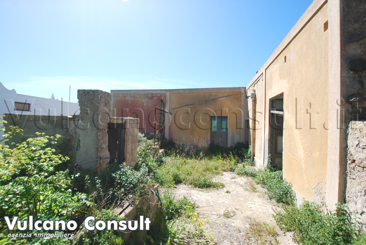 Fabbricato e terreno edificabile Pianoconte