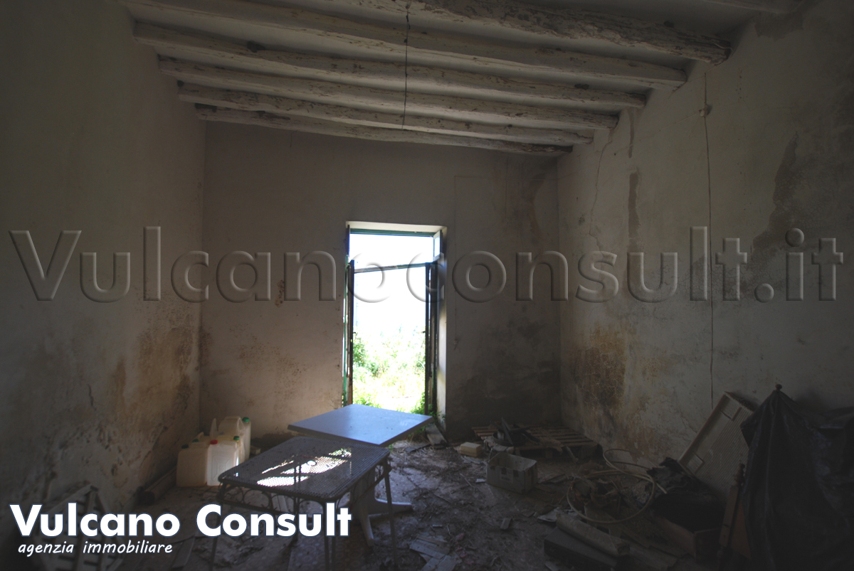 Fabbricato e terreno edificabile Pianoconte