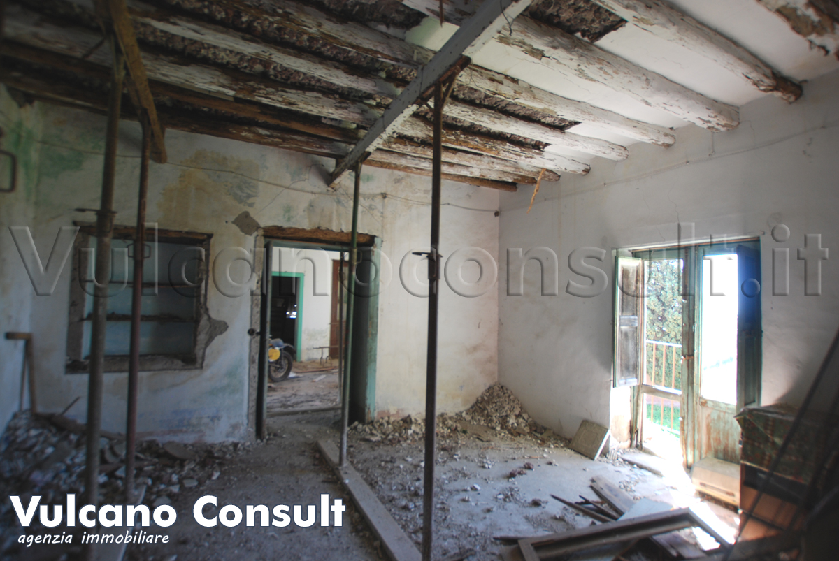 Fabbricato e terreno edificabile Pianoconte