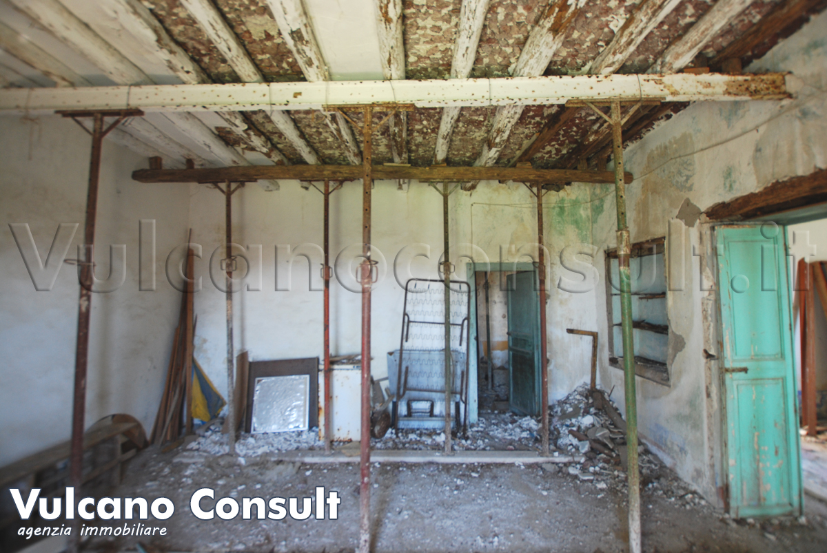 Fabbricato e terreno edificabile Pianoconte