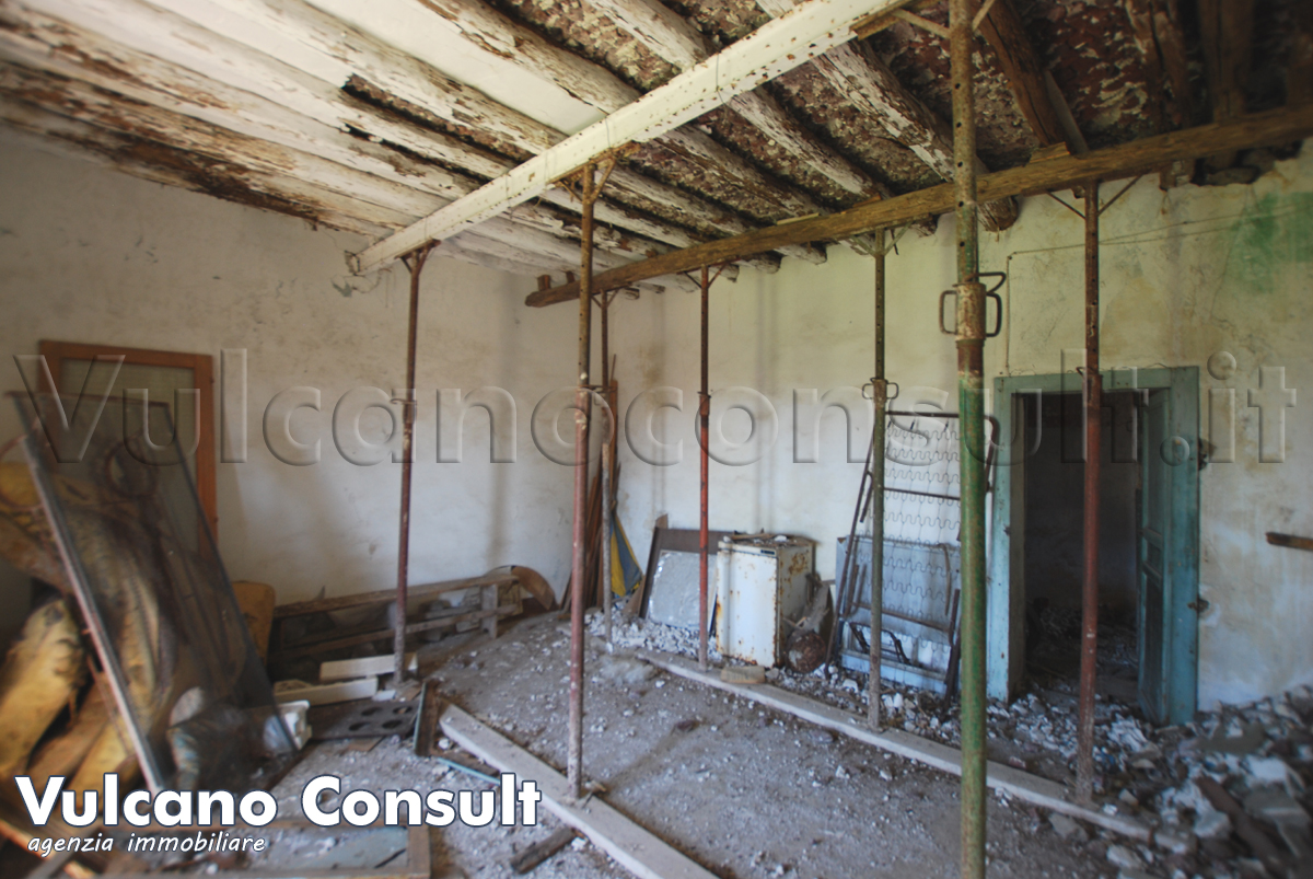 Fabbricato e terreno edificabile Pianoconte