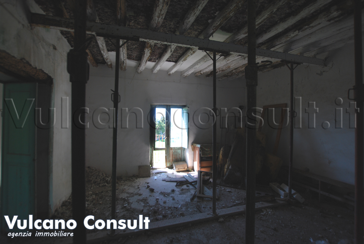 Fabbricato e terreno edificabile Pianoconte