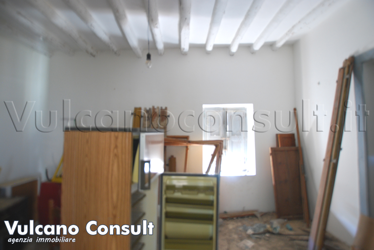 Fabbricato e terreno edificabile Pianoconte