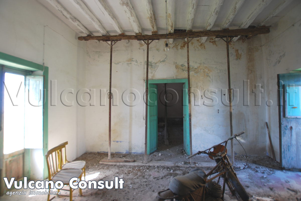 Fabbricato e terreno edificabile Pianoconte