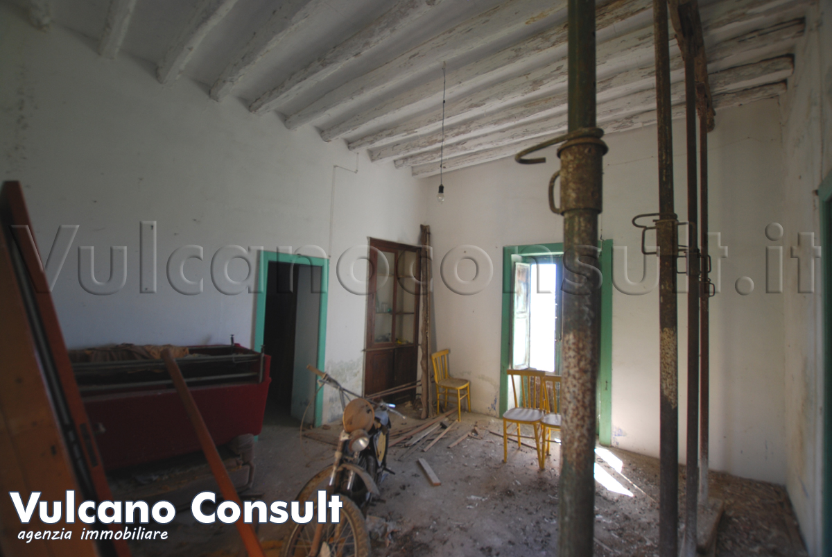 Fabbricato e terreno edificabile Pianoconte