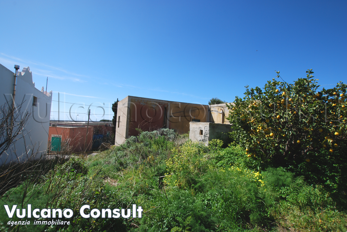 Fabbricato e terreno edificabile Pianoconte