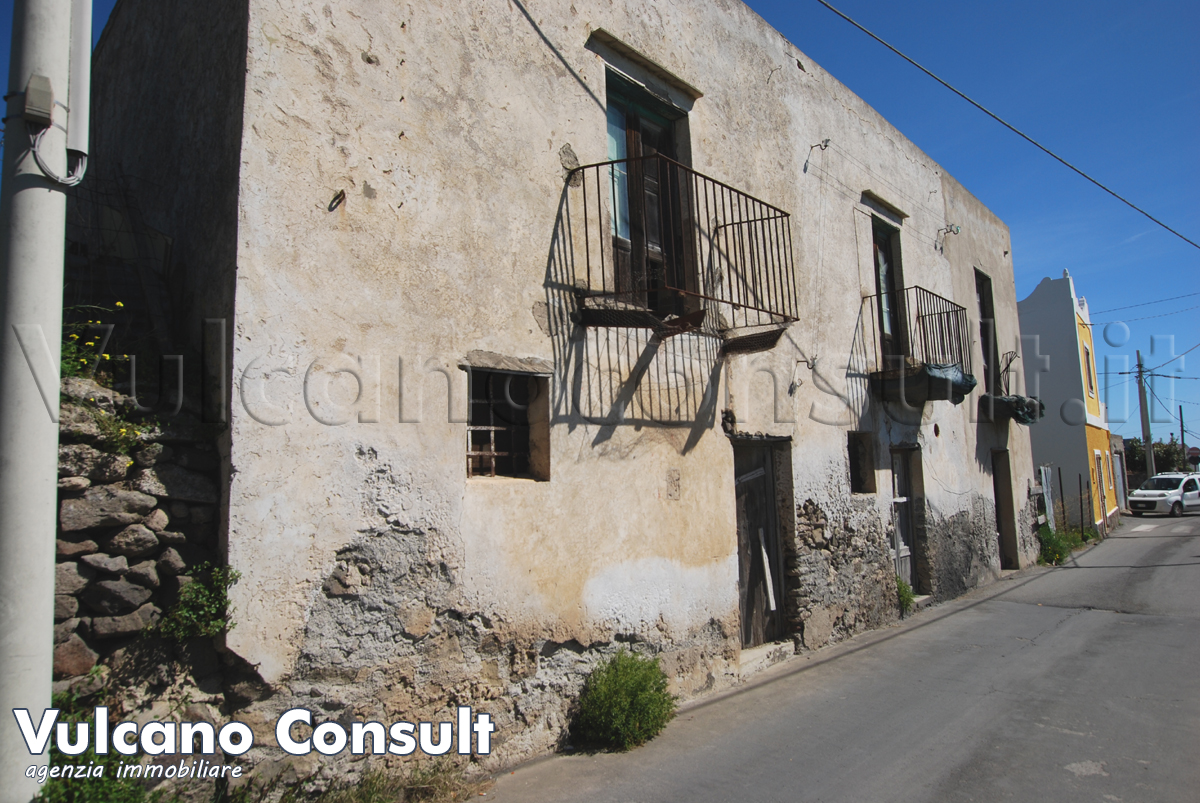 Fabbricato e terreno edificabile Pianoconte