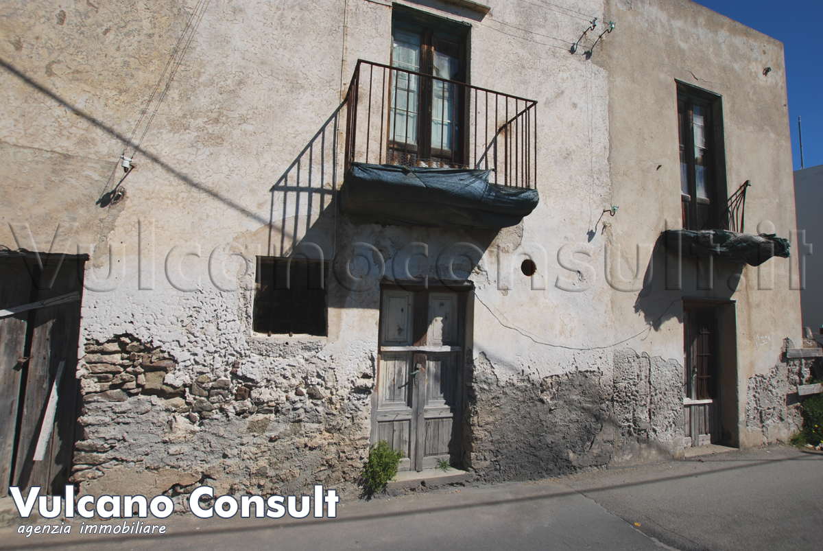 Fabbricato e terreno edificabile Pianoconte